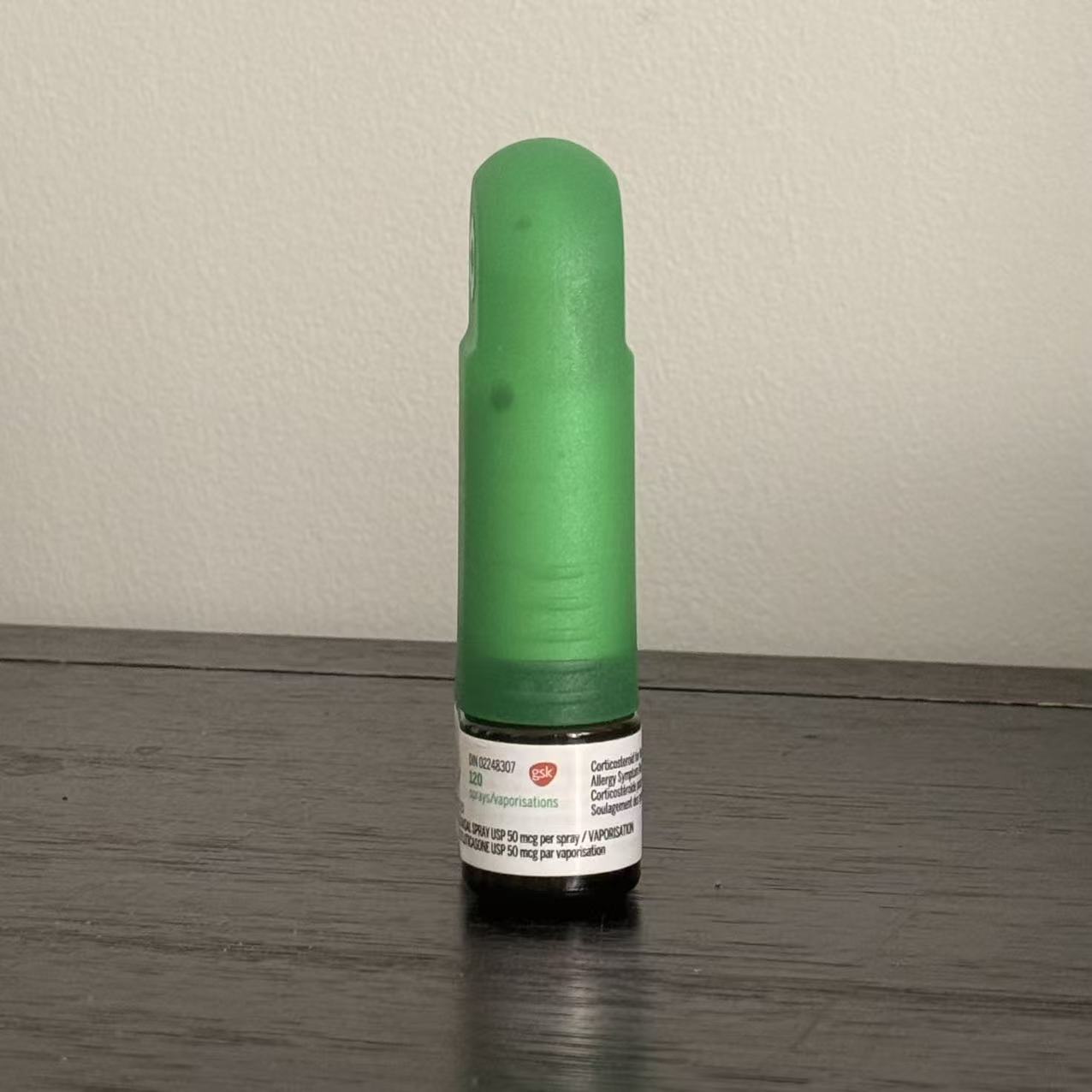 This is a medicine for treating nasal allergies that I took from another perspective. The reason I chose it is because of its classic appearance.